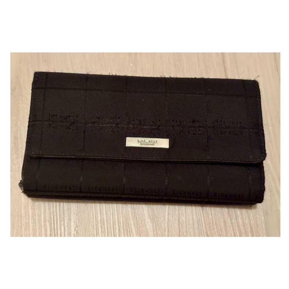 Nine West Black Nylon Trifold Wallet Coin Purse Zip Closure Card Slots - Chic!